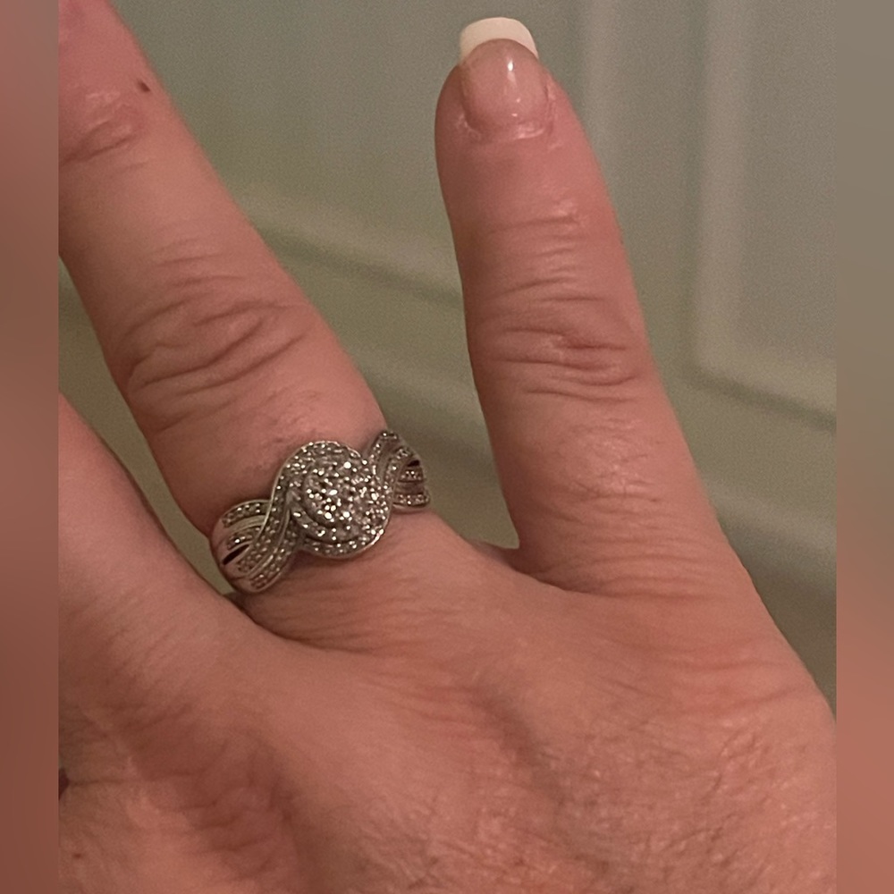 New Dimond ring size 7 gold